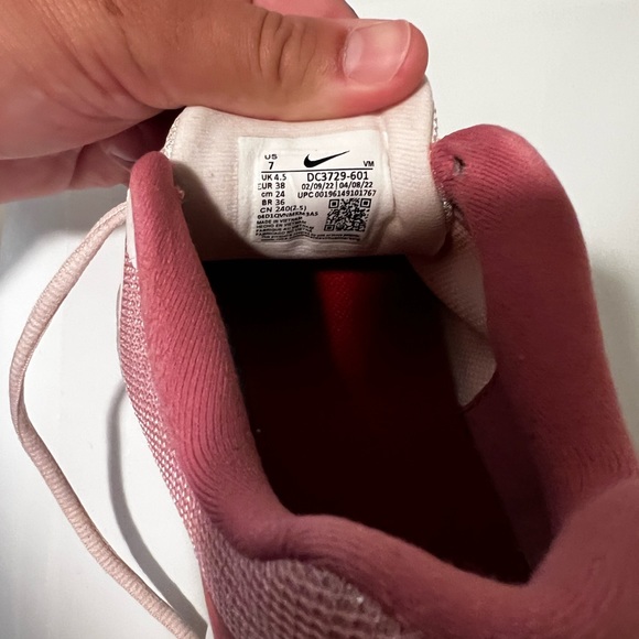 Nike womens Pink tennis shoes - Picture 3 of 4